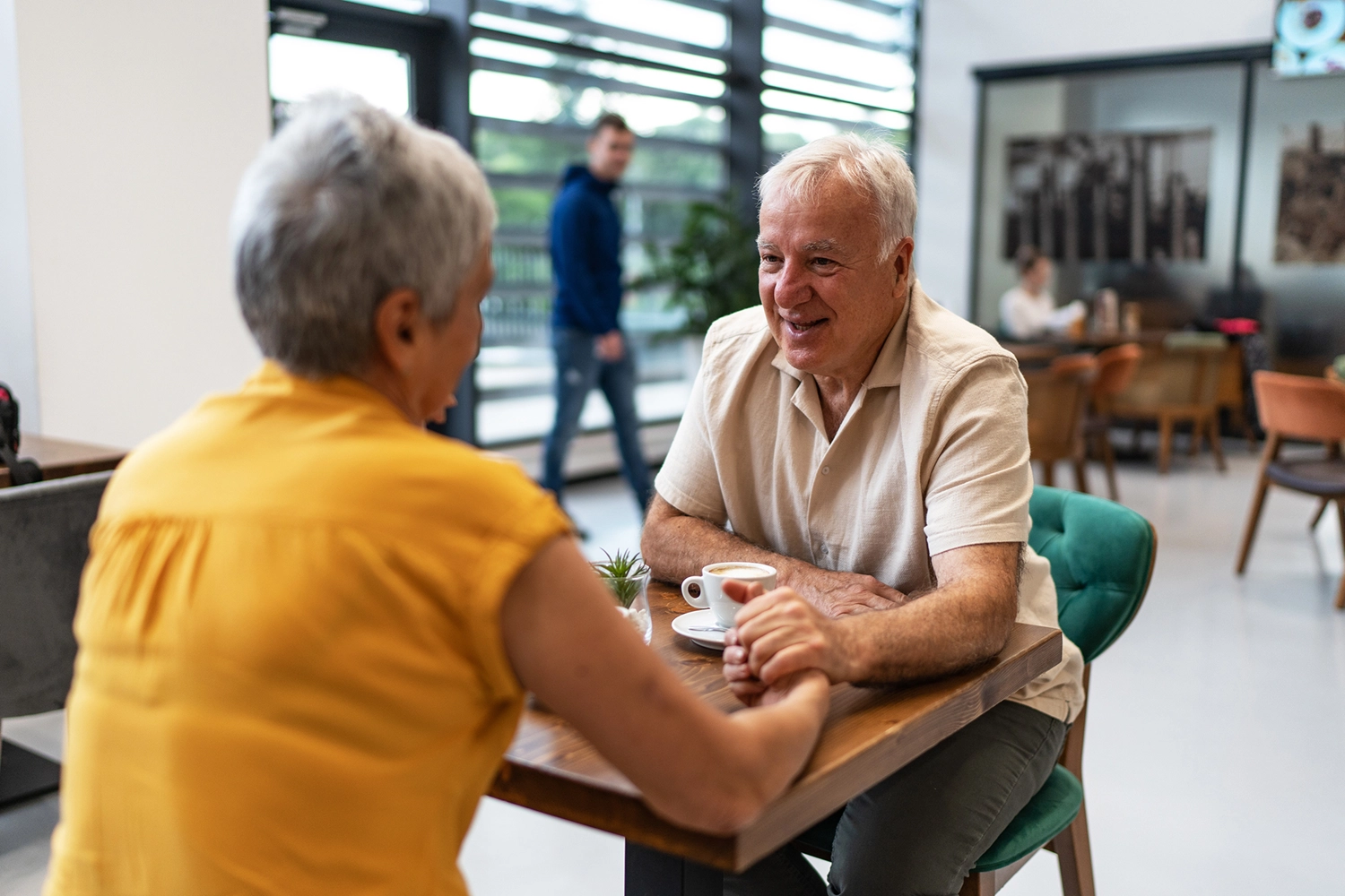 Asbury Place Maryville resident couple having a coffee date